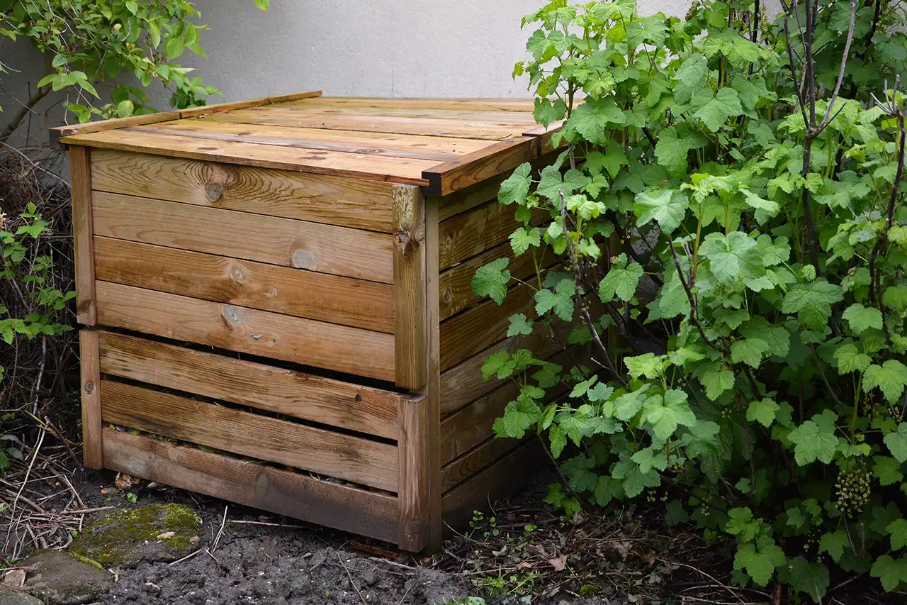 Composteur en bois dans un jardin